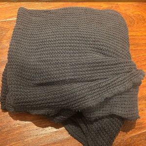 Aritzia TNA Scarf